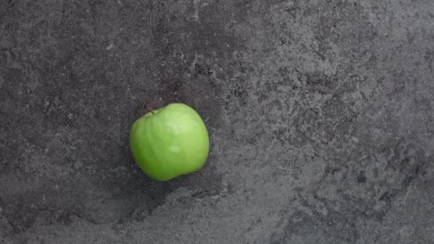 Їдять Свіже Зелене Яблуко — стокове відео