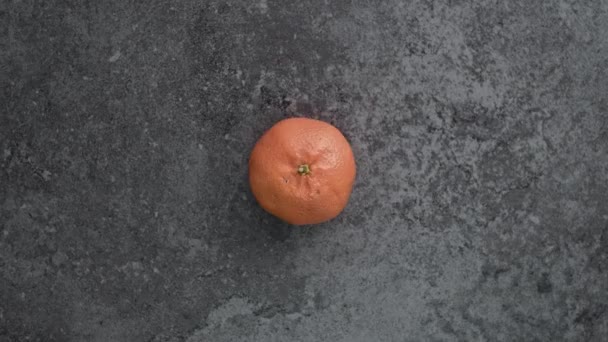 Peeled Orange Black Table — 图库视频影像