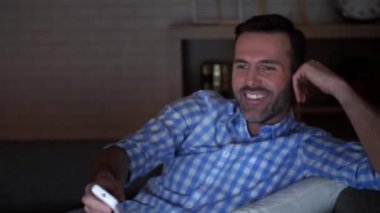 Olgun erkek işten sonra TV izlerken