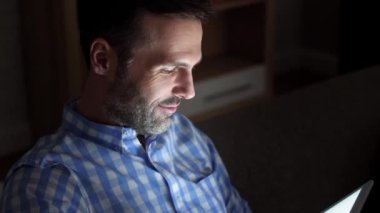 Olgun adam geceleri tablet kullanma