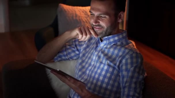 Glimlachende Man Met Behulp Van Tablet Nachts — Stockvideo