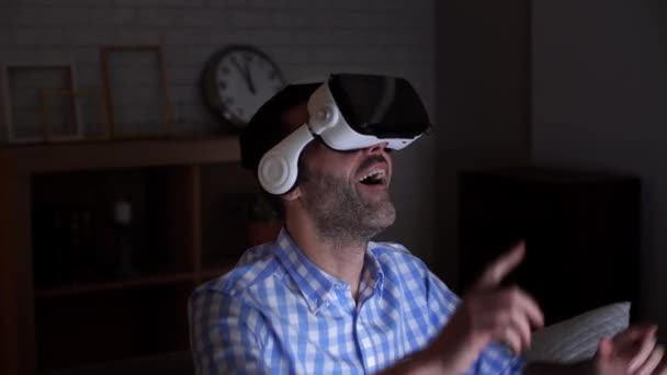 Uomo Emozionante Esaminando Occhiali Realtà Virtuale Notte — Video Stock