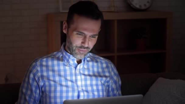 Man Met Laptop Tijdens Videoconferentie Bij Nacht — Stockvideo