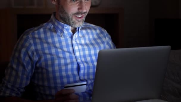 Man Met Laptop Creditcard Tijdens Het Online Winkelen — Stockvideo