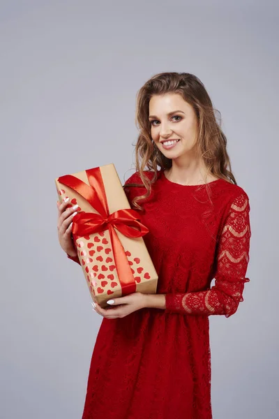 Mujer Feliz Vestido Rojo Sosteniendo Regalo —  Fotos de Stock