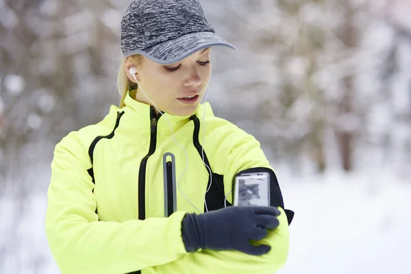 Vrouwelijke Atleet Controleren Hoeveel Calorieën Verbrand — Stockfoto