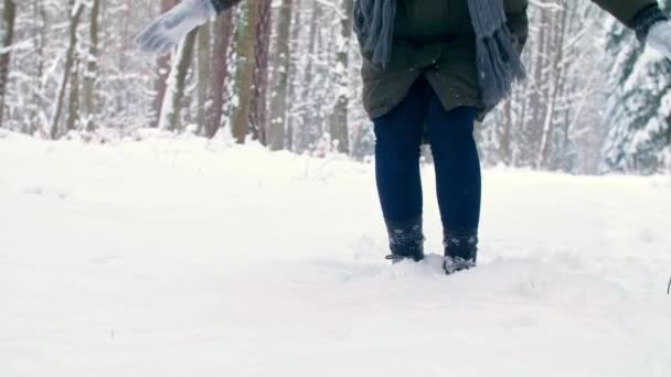 女孩玩雪 — 图库视频影像
