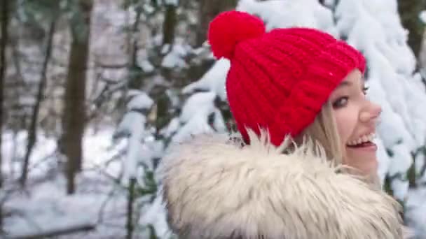 Leende Kvinna Skogen Vinter — Stockvideo