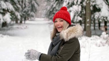 Genç kadın kış keyfi