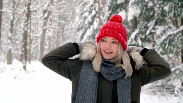 Mujer Mirando Vista Temporada Invierno — Vídeo de stock