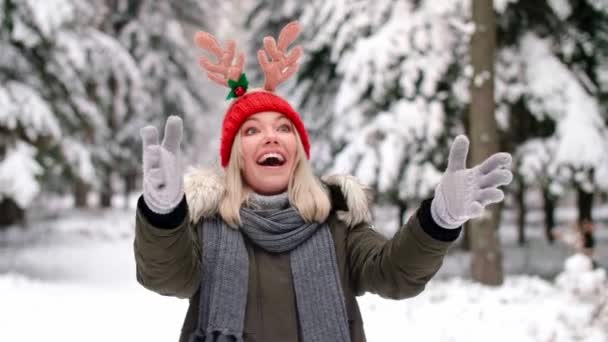 Büyük Kırmızı Noel Hediyesi Yakalamak Gülümseyen Güzel Bir Kadın — Stok video