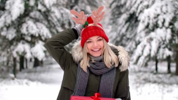 Porträt Eines Lächelnden Mädchens Mit Weihnachtsgeschenk — Stockvideo