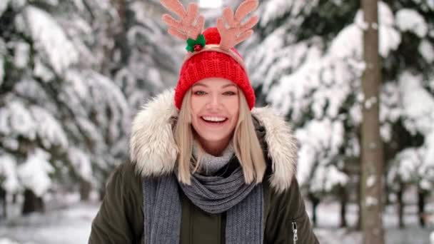 Mulher Sorridente Dando Grande Presente Natal — Vídeo de Stock