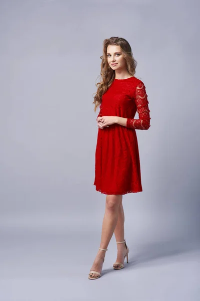 スタジオ撮影で赤いドレスで美しい女性 — ストック写真