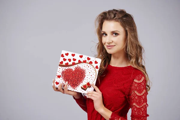 Hermosa Mujer Sosteniendo Corazón Forma Caja Chocolates — Foto de Stock