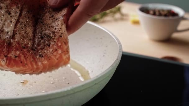 男の台所でサーモンをフライパン — ストック動画