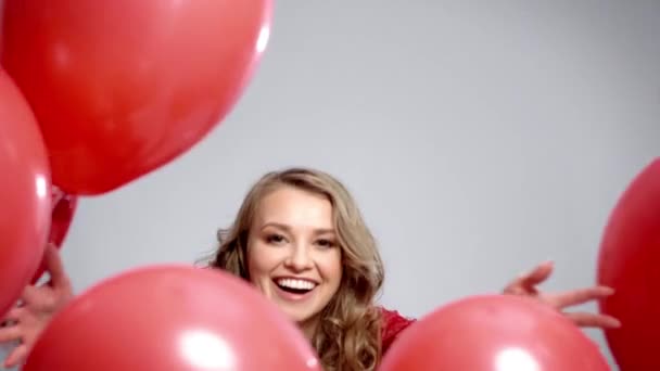 Lycklig Kvinna Bland Röda Ballonger — Stockvideo