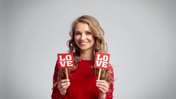 Mujer Joven Con Accesorios San Valentín — Vídeos de Stock