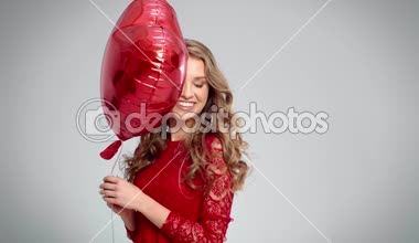 kalp şekilli balon kadınla