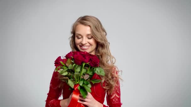 Щаслива Жінка Тримає Купу Свіжих Троянд — стокове відео
