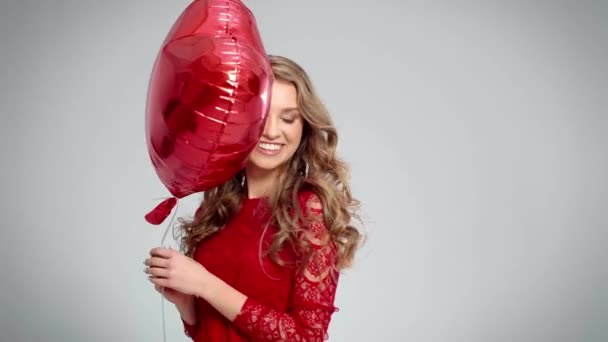 Frau Mit Herzförmigem Ballon — Stockvideo