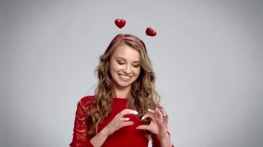 Kadının aşk gösteren işareti eller