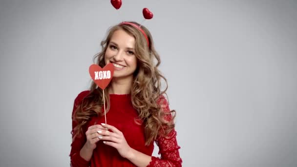 Sorrindo Mulher Dando Cartão Dia Dos Namorados — Vídeo de Stock