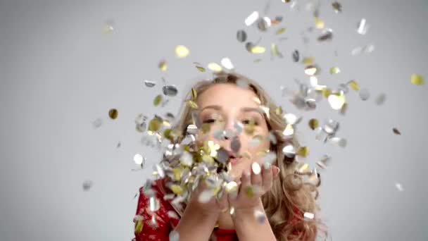 Mulher Bonita Soprando Confete — Vídeo de Stock
