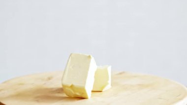 Blok ahşap masa üzerine tereyağı  