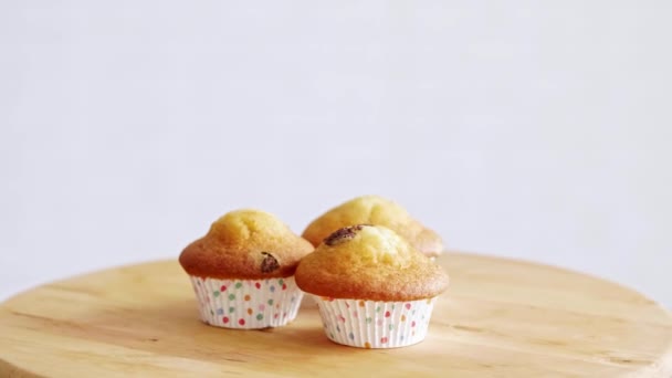 Tres Cupcakes Con Trozos Chocolate — Vídeos de Stock