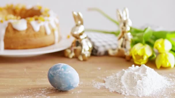 Uovo Pasqua Farina Sul Tavolo Legno — Video Stock