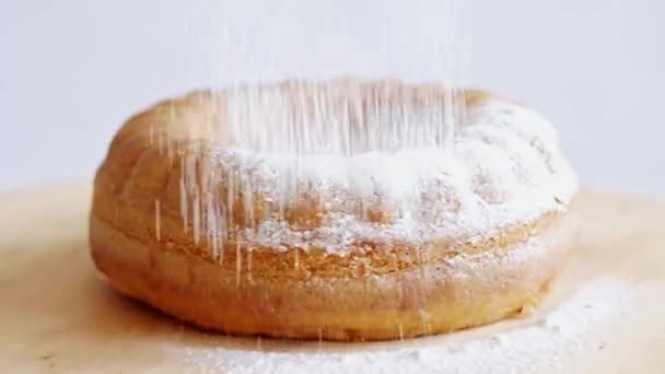 イースターのための伝統的なケーキに粉砂糖をクローズ アップ — ストック動画