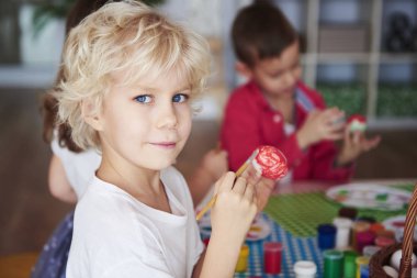 Yumurta boyama boy gülümseyerek portresi 
