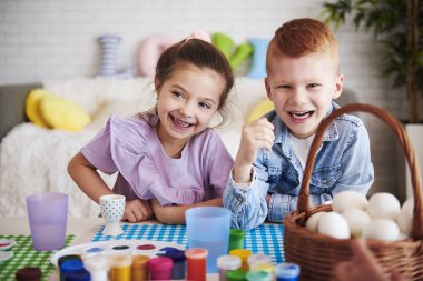 Renkli masa mutlu çocuk