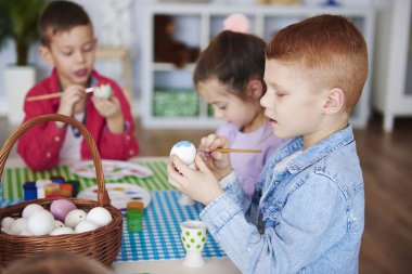 Yan görünüm odaklı çocuk boyama Paskalya yortusu yumurta 