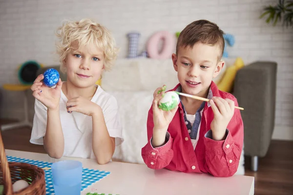 Two Happy Boys Painting Eggs Easter Time — Stock Photo, Image