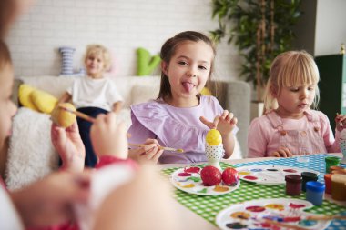 Paskalya yumurtaları dekorasyon eğlenceli çocuklar