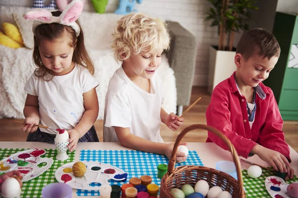 Grupa Dzieci Przed Wielkanocą — Zdjęcie stockowe