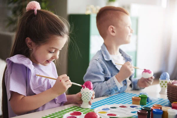 Happy Girl Paining Easter Egg — Stock Photo, Image