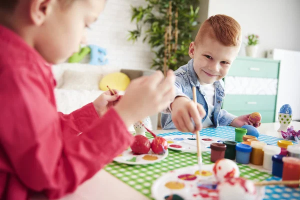 Hymyilevä Poika Maalaus Pääsiäismunia — kuvapankkivalokuva