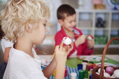 Yan görünüm odaklı çocuk boyama Paskalya yortusu yumurta