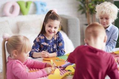 Paskalya için el yapımı dekorasyonu ile mutlu çocuklar 