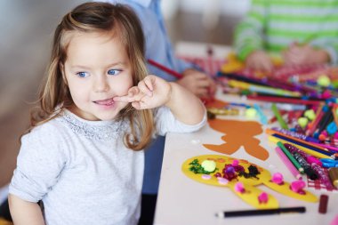 Sevimli kız sanat sınıf