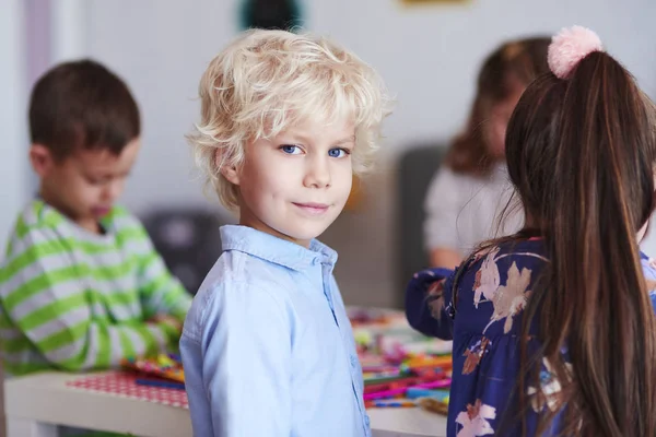 Gelukkige Jongen Blauw Shirt — Stockfoto