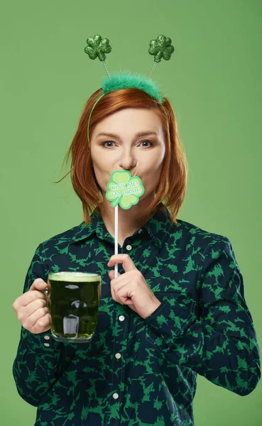 Retrato Mujer Con Cerveza Celebrando Día San Patricio — Foto de Stock