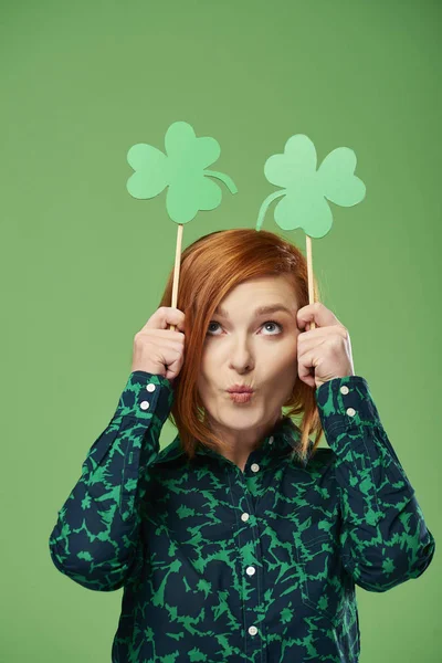 Mujer Juguetona Celebrando Día San Patricio —  Fotos de Stock