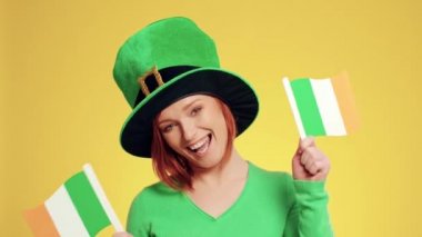 Kadın İrlandalı bayraklar elinde şapka ile