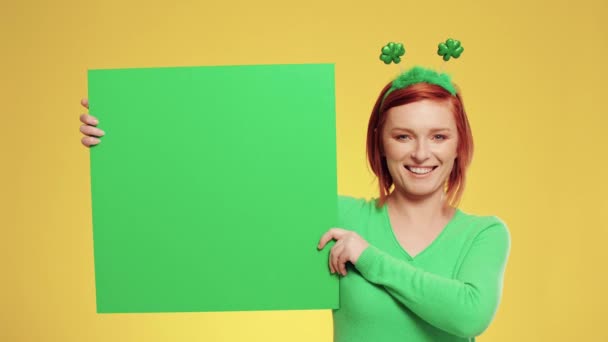 Portret Van Een Vrouw Met Groene Banner Met Kopie Ruimte — Stockvideo