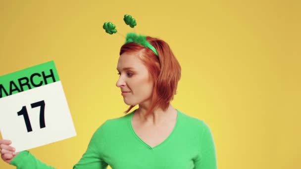 Vrouw Met Kalender Met Een Datum Voor Saint Patrick Day — Stockvideo