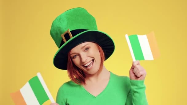 Γυναίκα Καπέλο Κρατώντας Ιρλανδικές Σημαίες — Αρχείο Βίντεο